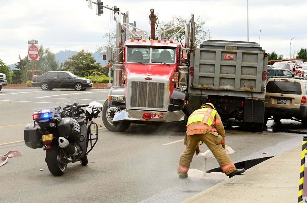 Dos personas resultaron heridas tras el vuelco de un camión con remolque en la I-80 en Denville, Nueva Jersey.